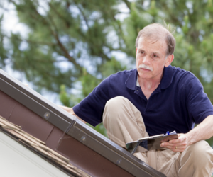 How long does a roof last if it's made of Low quality roofing materials? A roof made of subpar materials is susceptible to damage but even high quality asphalt shingles may not withstand wind speeds that are excessive. 